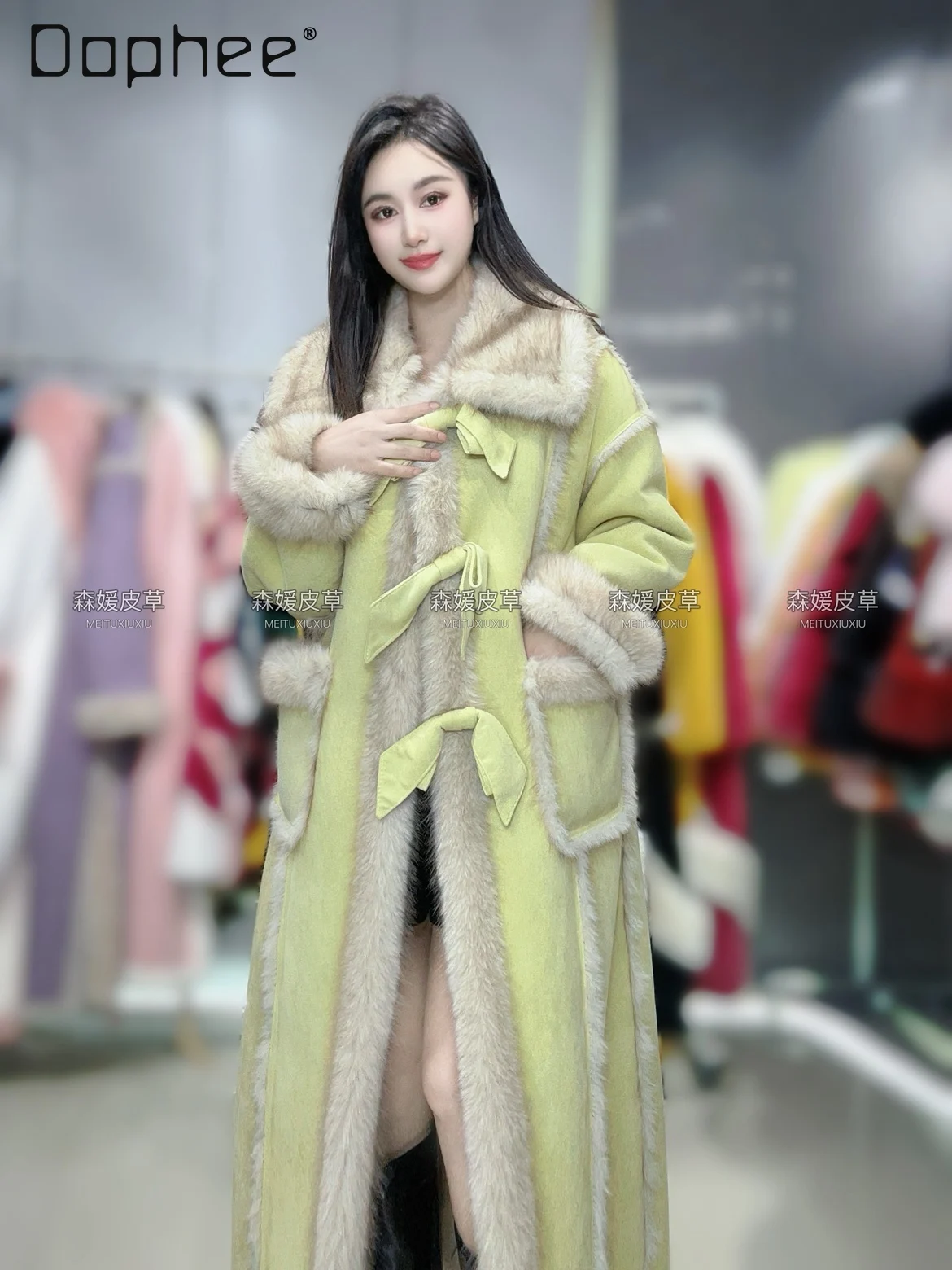 أزياء الفراء المتكاملة صديقة للبيئة معطف طويل الشتاء القوس واحدة الصدر أفخم بدوره إلى أسفل طوق الفراء سميكة الدافئة فو الفراء معطف