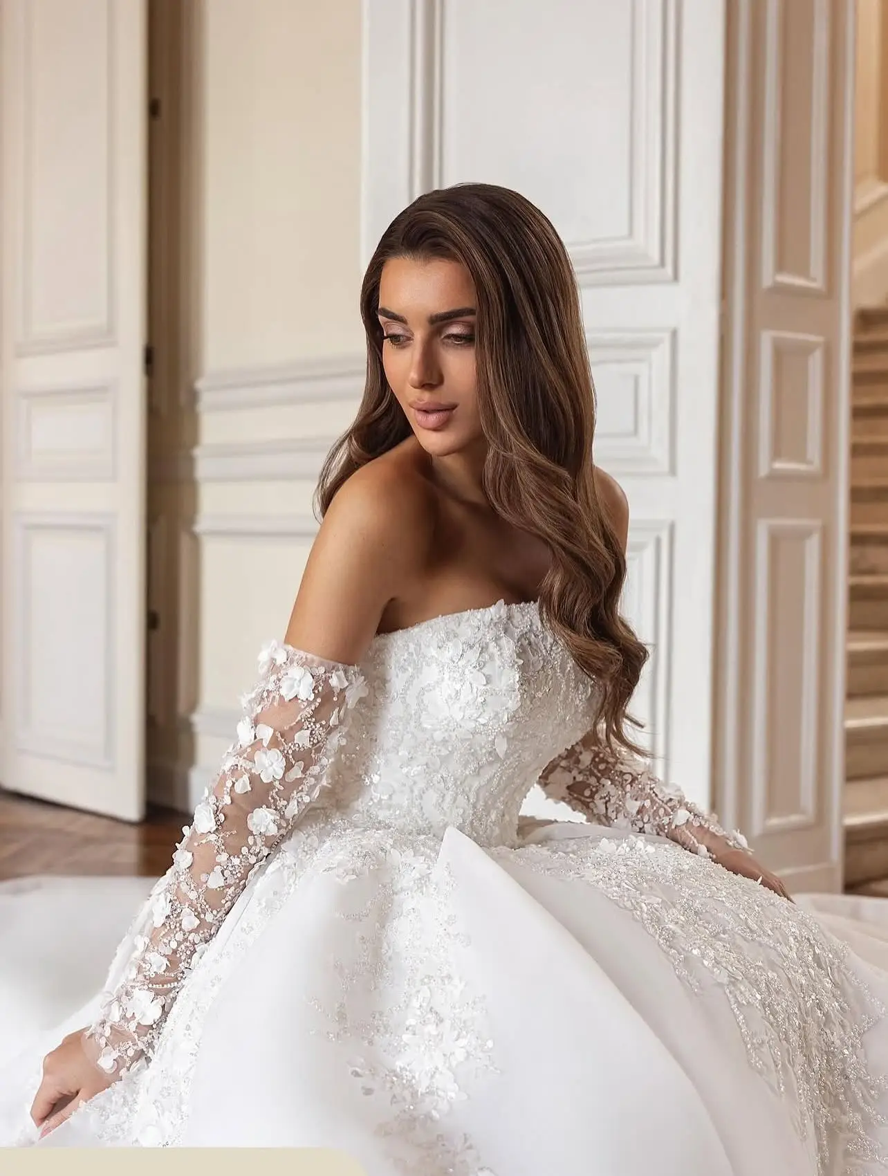 カスタムメイドの高級感あふれる、上品なストラップレスウェディングドレス。アップリケ、シフォン、パールをあしらったフォーマルなブライダルパーティードレス、豪華なブライダルガウン。