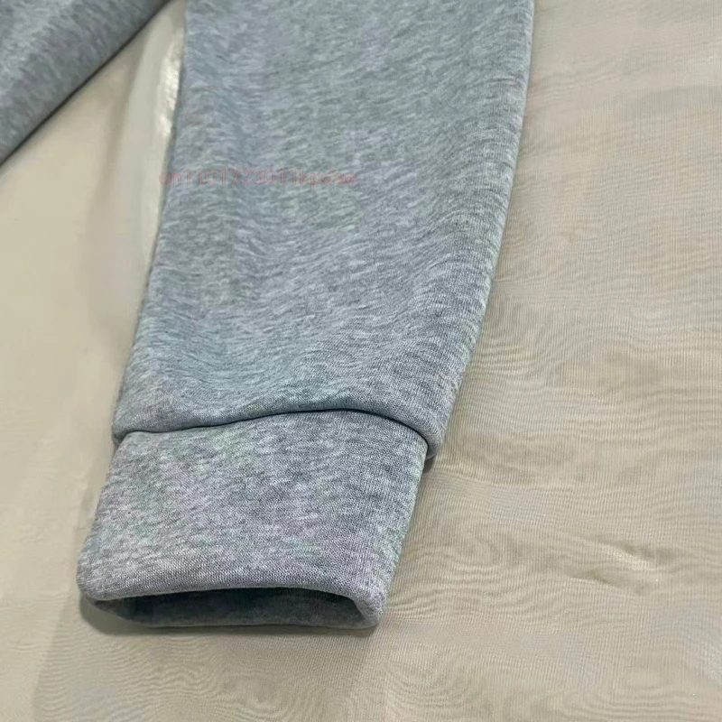 เสื้อฮู้ดดี้ลายดิสนีย์สติทช์สำหรับผู้หญิง สไตล์ลำลอง สีเทา ผ้าฟลีซ ใส่สบาย เหมาะกับฤดูใบไม้ร่วง เสื้อผ้าราคาประหยัดสำหรับผู้หญิงและผู้ชาย