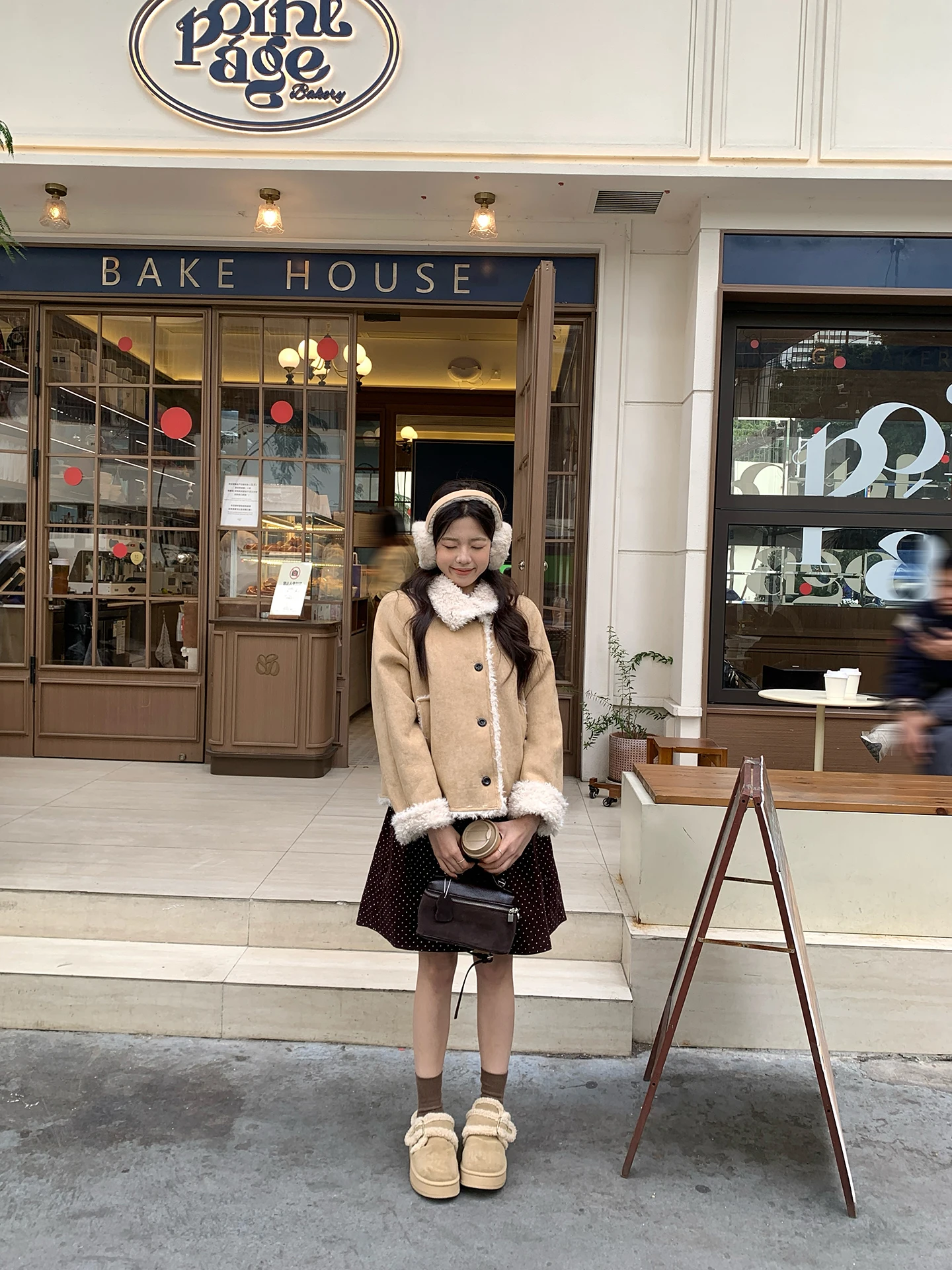 Cappotto in pelle scamosciata retrò da donna invernale pigro di fascia alta Aosphere Personali abbinato in pelliccia di pelle intermedia parte superiore del corpo colore caffè