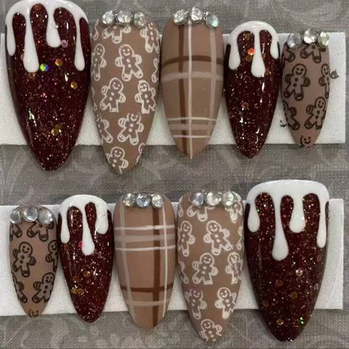 30pcs Christmas False Nails Red Green Spiral Pattern Press on Nails Love Coffee Stripe Winter Xmas Manicure Almond Fake Nails