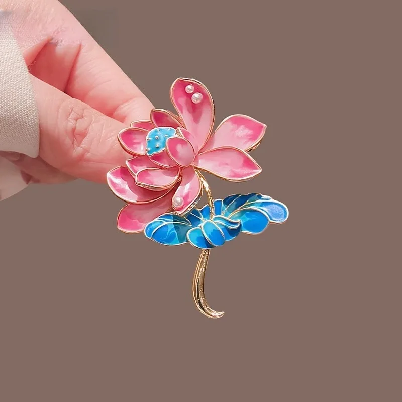 

Exquisite Pretty Lotus Flower Brooches Pins For Women Lady Enamel Pearl Plants Party Office Brooch Jewelry Accessories Gifts