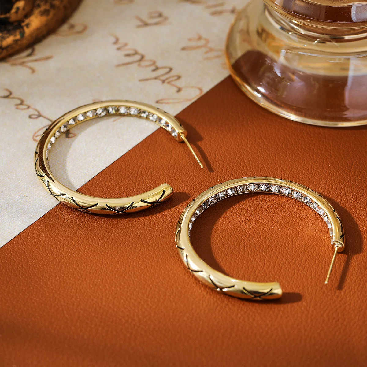 Copper-plated European-style retro personalized ear ring, plain ring with a small inlay of zirconia, fashionable accessory