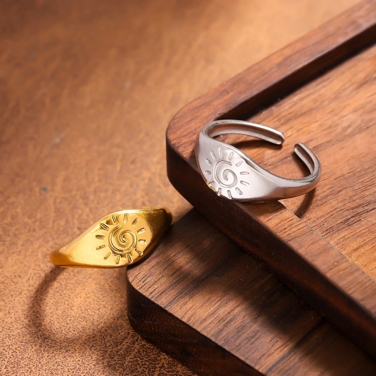 

Light luxury sunlight gold-plated stainless steel ring, waterproof and non-fading heavy metal, with adjustable finger ring