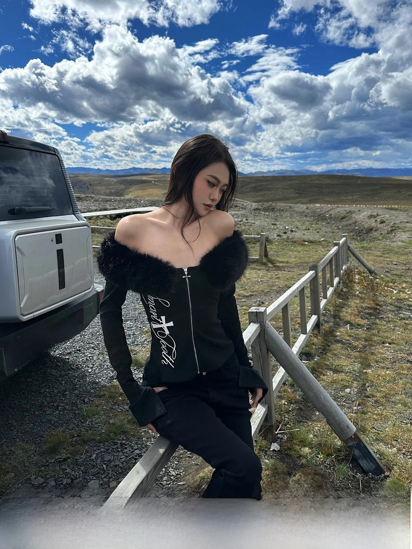 

Женский свитшот CCUP SPACE в стиле ретро с меховым воротником и открытыми плечами, приталенный, с длинными рукавами