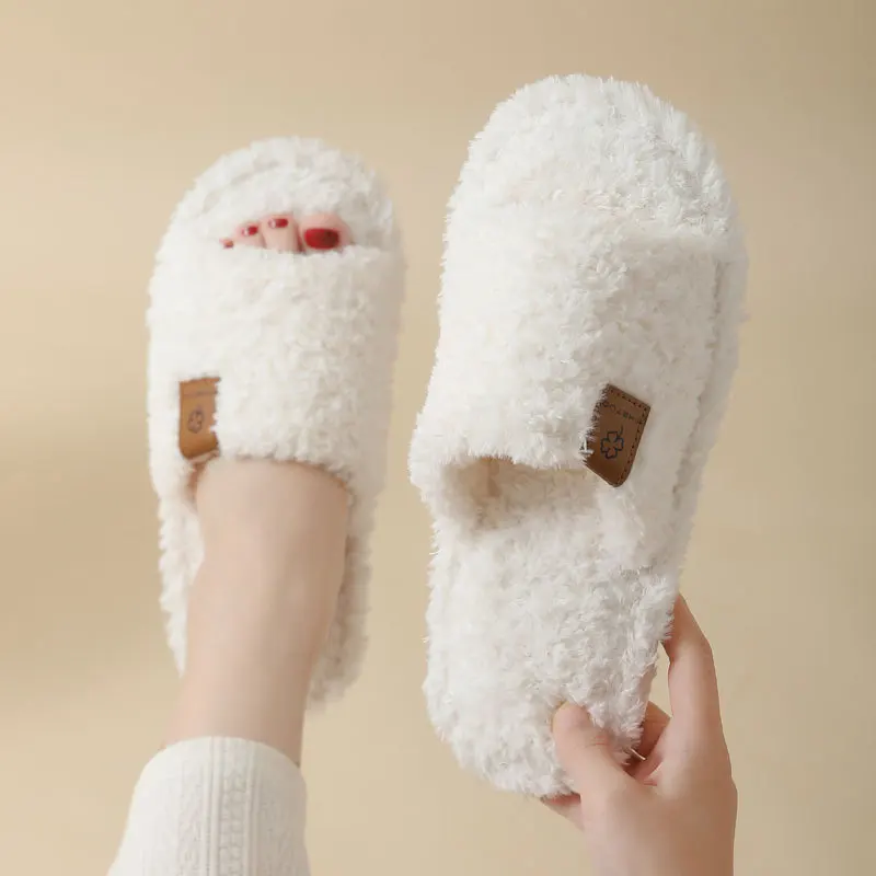 Chaussons blancs tendance à bout ouvert pour femme, hiver 2026, confortables, à talons plats, en fausse fourrure, chauds et douillets 1