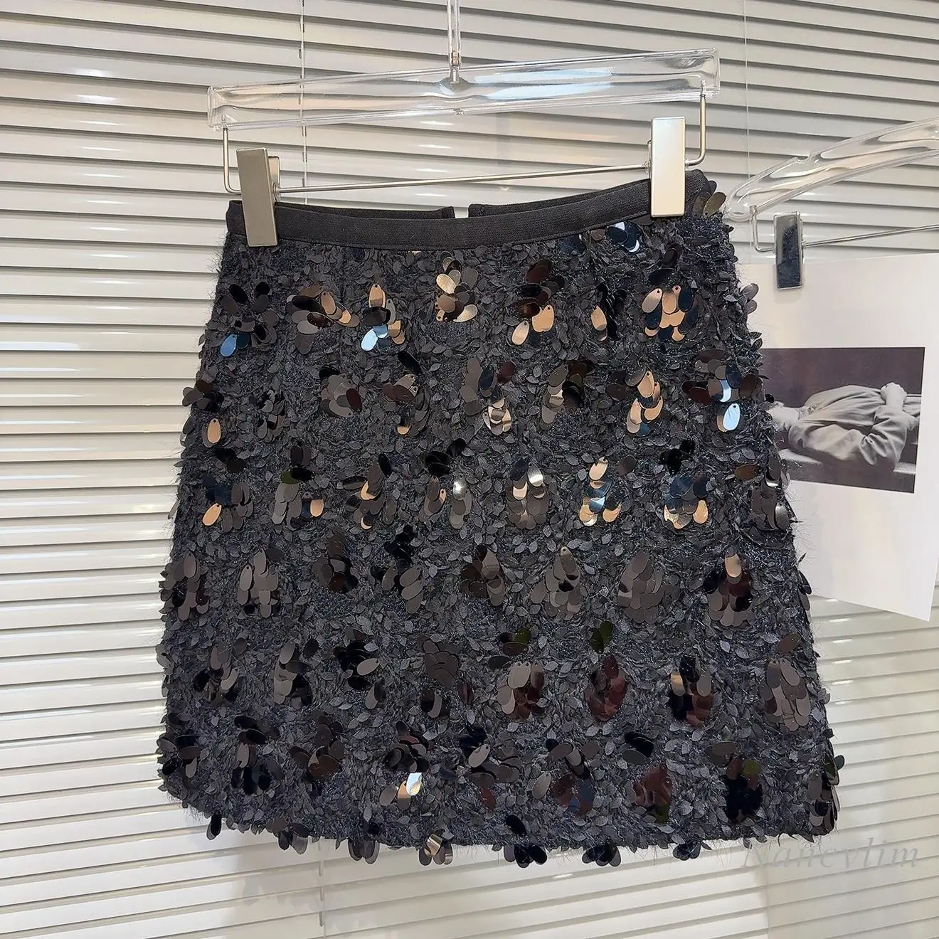 

2024 Winter New Small Fragrant Wind Sequined Tweed Temperament Celebrity Short Skirt A-shaped Black Skirt Ladies