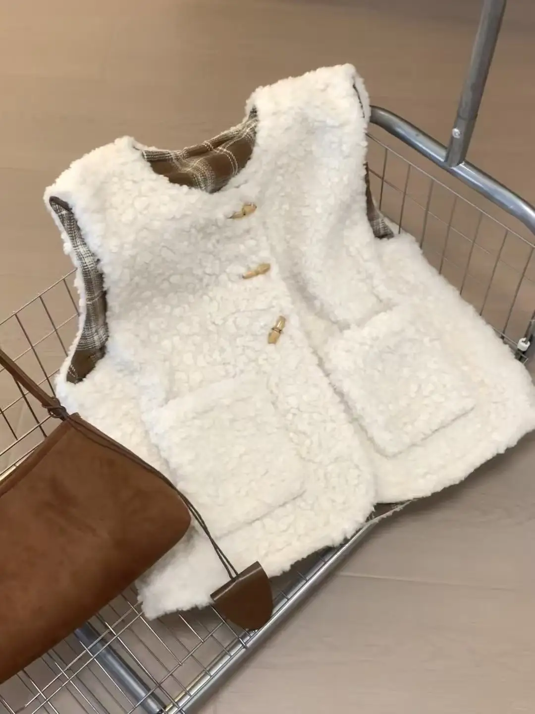 معطف نسائي ناعم ومريح من صوف الحملان لخريف وشتاء 2026، تصميم جديد أنيق متعدد الاستخدامات بكتف واحد