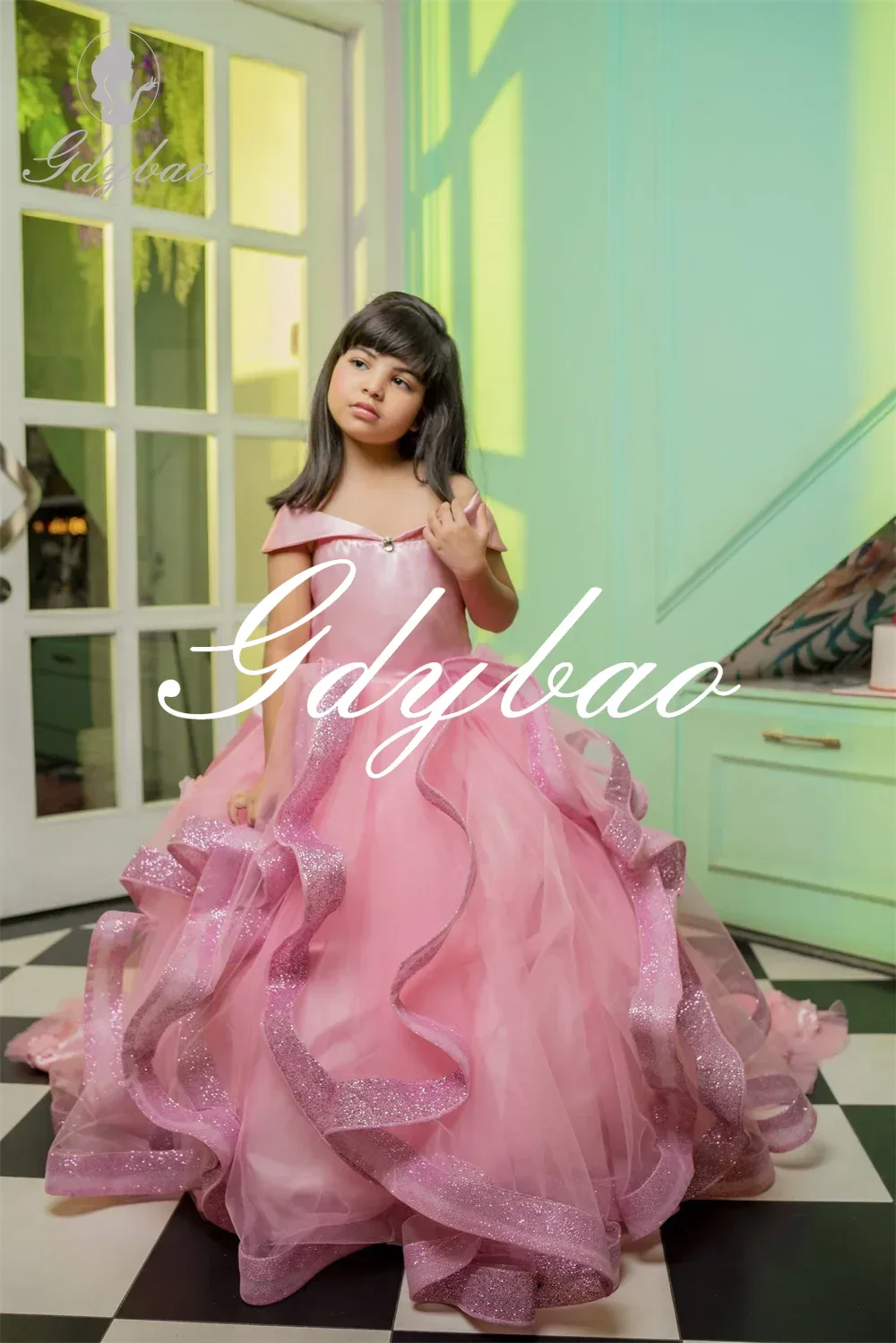 Abito da ragazza di fiore di lusso da principessa con paillettes a pieghe lungo fino al pavimento con strascico elegante abito da prima comunione personalizzato 2025