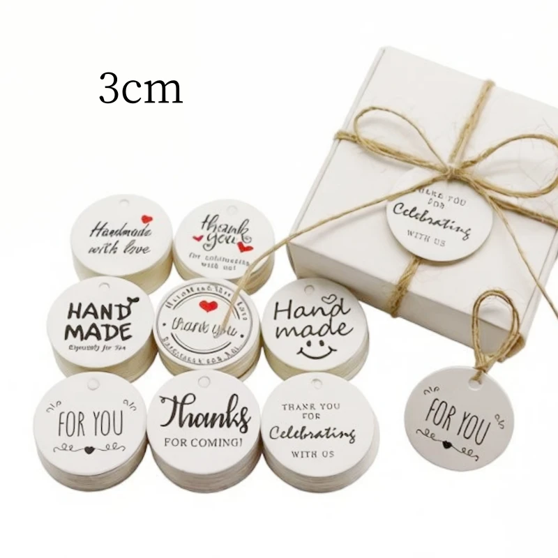 

Круглая белая этикетка ручной работы диаметром 3 см с подвесной карточкой