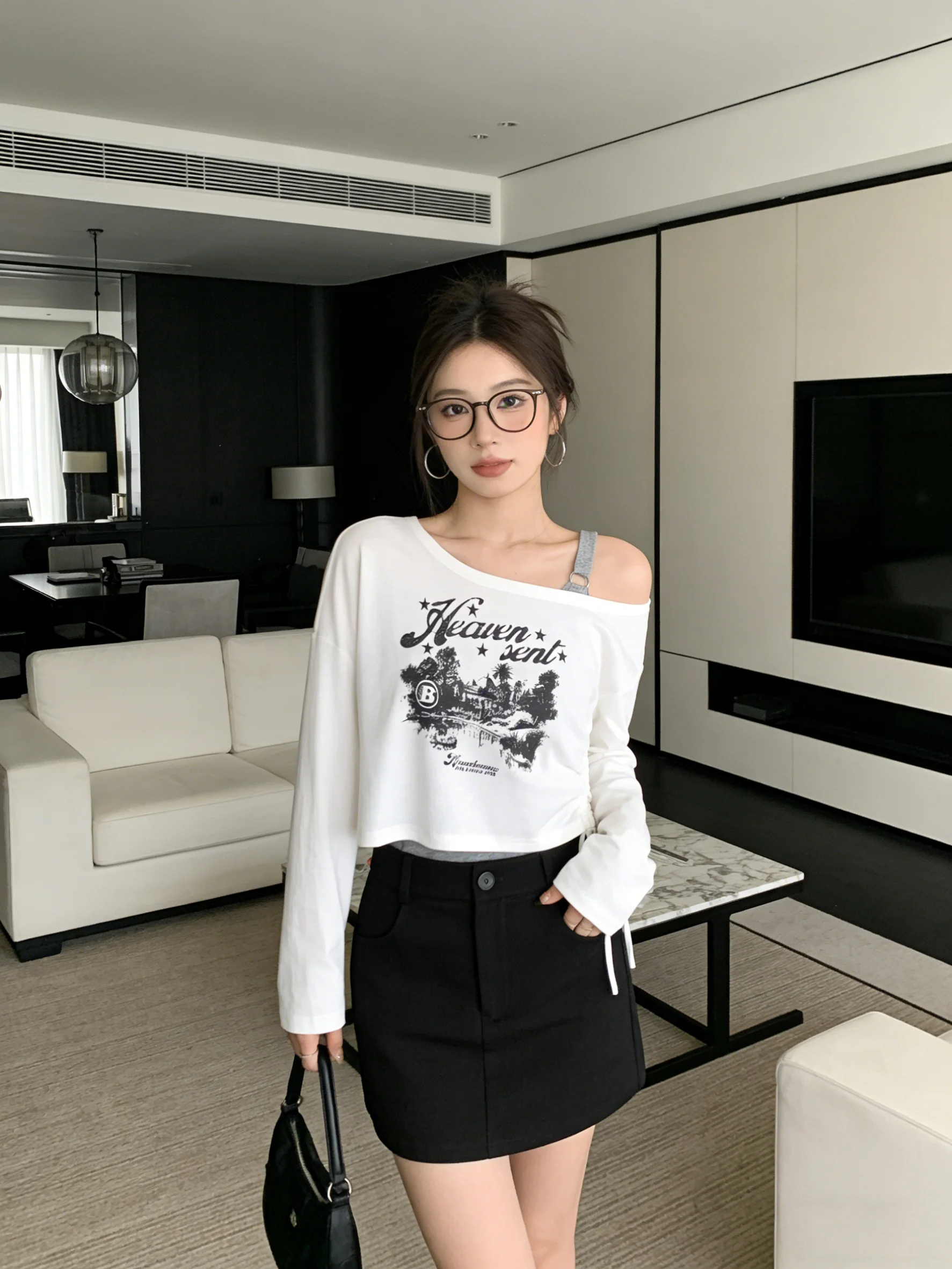 

Весенний комплект: футболка с длинным рукавом и принтом-надписью, топ на одно плечо с утягивающими бретелями, в корейском стиле