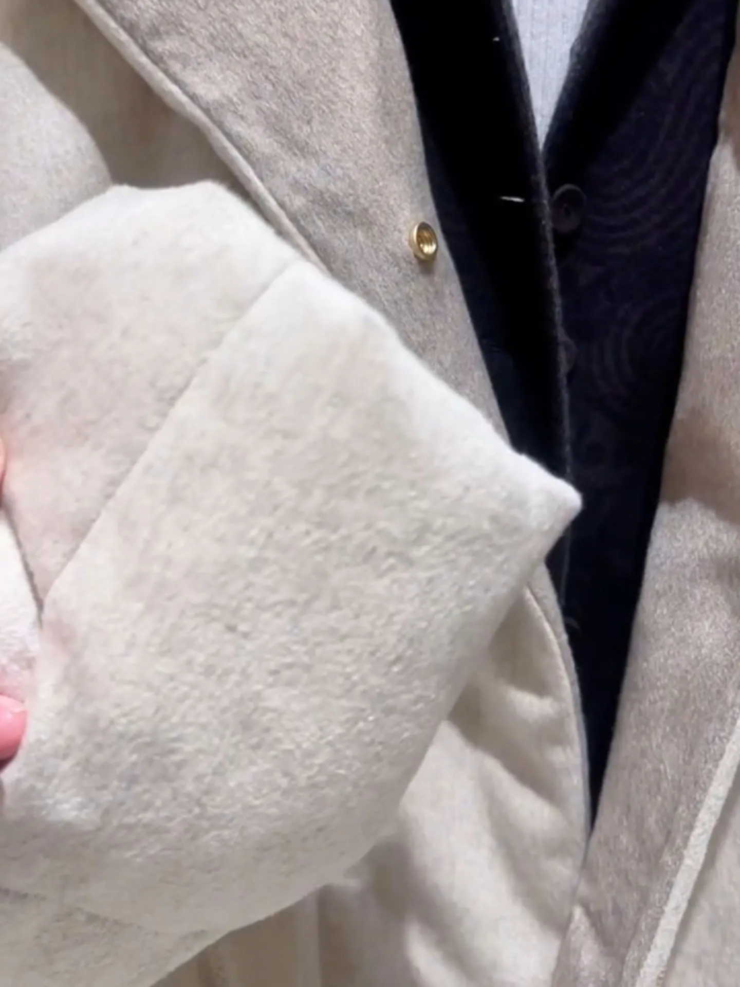   Estilingue feminino com capuz Jaet com cinto focado e calor na cor bege para a temporada de inverno com design de cintura alta