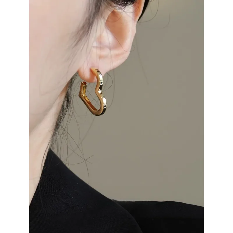 

Temperament advanced sense metal love earrings