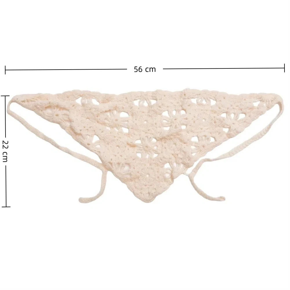 Foulard lavorato a mano alla moda, cappello, triangolo, parasole, fascia all'uncinetto, foulard con fiori scavati, fotografia in spiaggia