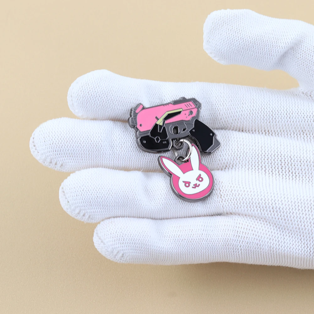 Overwatch Pink Rabbit Brosche, rosa, kreatives Cartoon-Design, niedliches Kaninchen, leichte Pistole, Emaille-Anstecknadel, Spiel-Accessoire, Metallabzeichen, Kragen-Schmuck – Detail 6