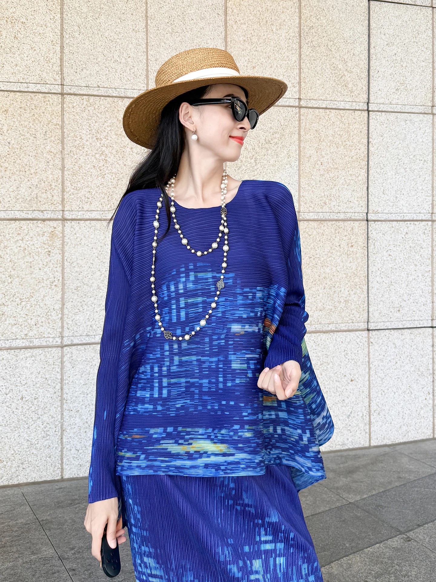 프린트 불규칙 티셔츠와 플리츠 스트레이트 스커트가 포함된 루즈핏 오버사이즈 여성 세트 – 2025 가을 신상 여성 의류