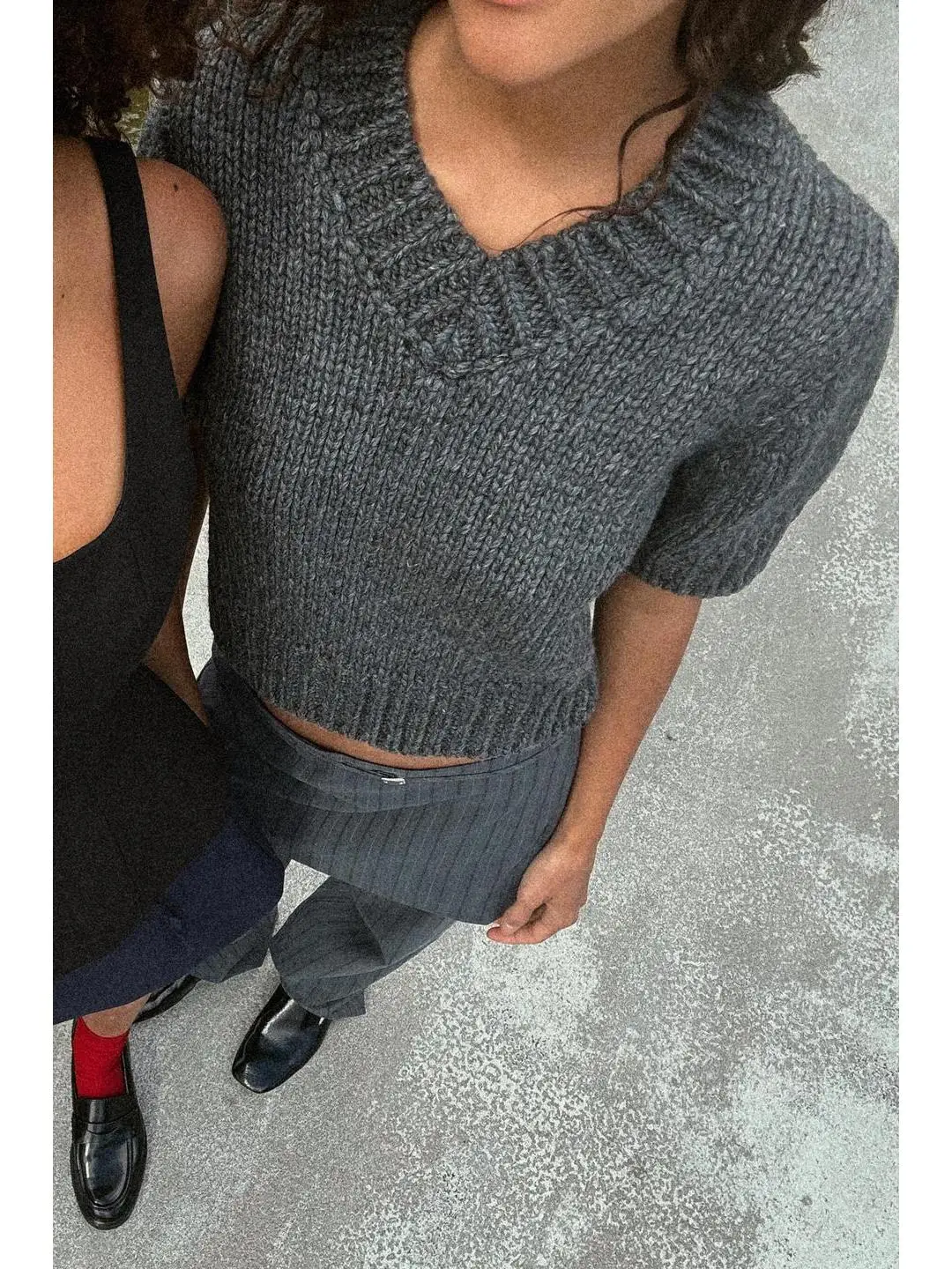 Swobodny sweter z dekoltem w serek, dzianina prążkowana, wczesna jesień, rekreacja, uniwersalny, do pracy, magazyn, długość do połowy uda.