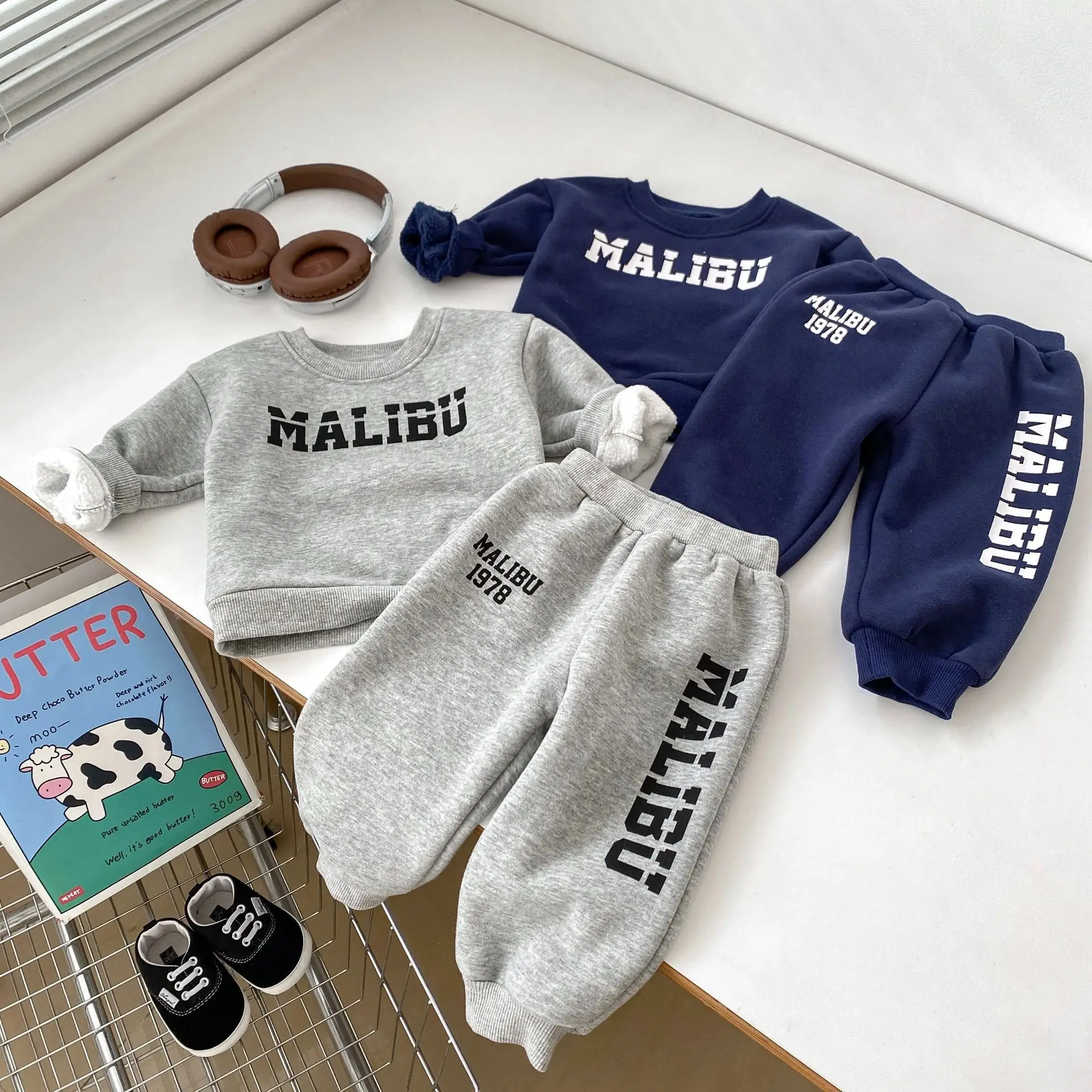 

2024 Winter New Baby Warm Clothes Set Letter Print Children Fleece Sweatshirt + Pants 2pcs Suit Plus Velvet Toddler Girl Outfits