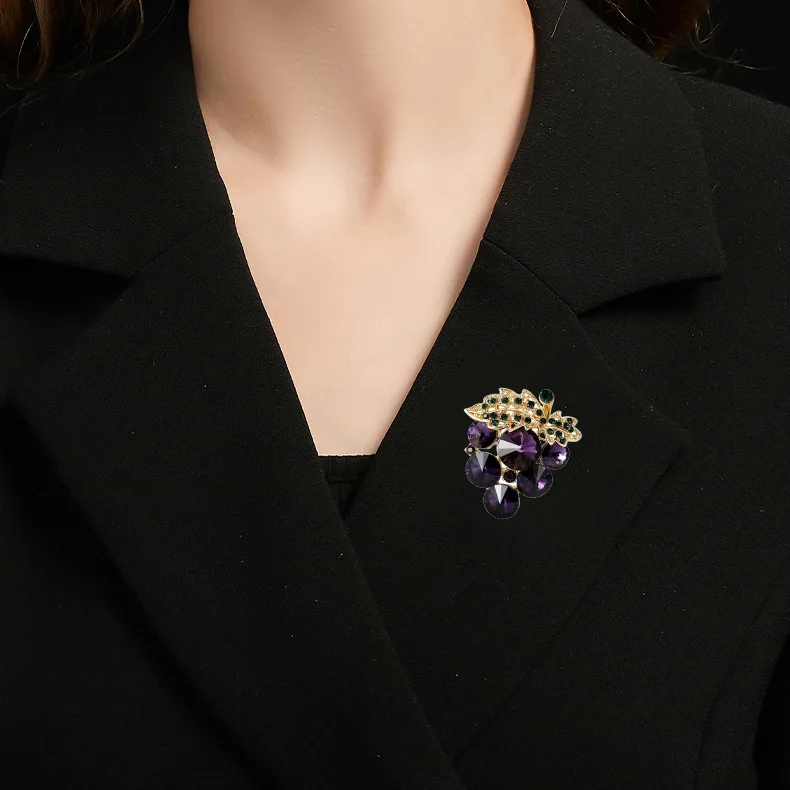 新しいクリスタルパープルグレープブローチ、ハイエンドの女性らしさ、シンプルなフルーツブローチ、アンチライトピン、スーツとアクセサリー