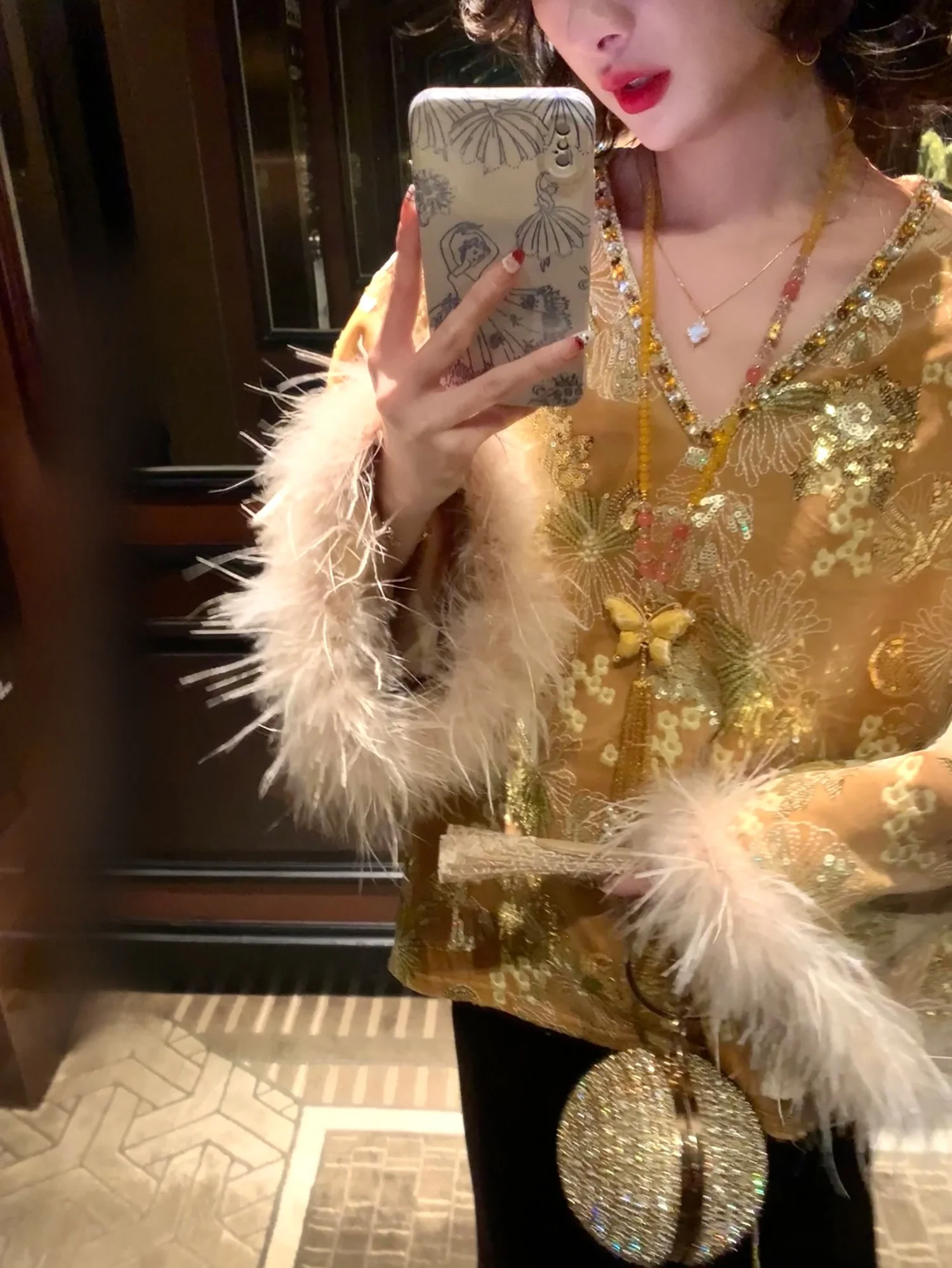 

Женская зимняя верхняя одежда: китайский бархатный жакет с вышивкой, пайетками и перьями страуса