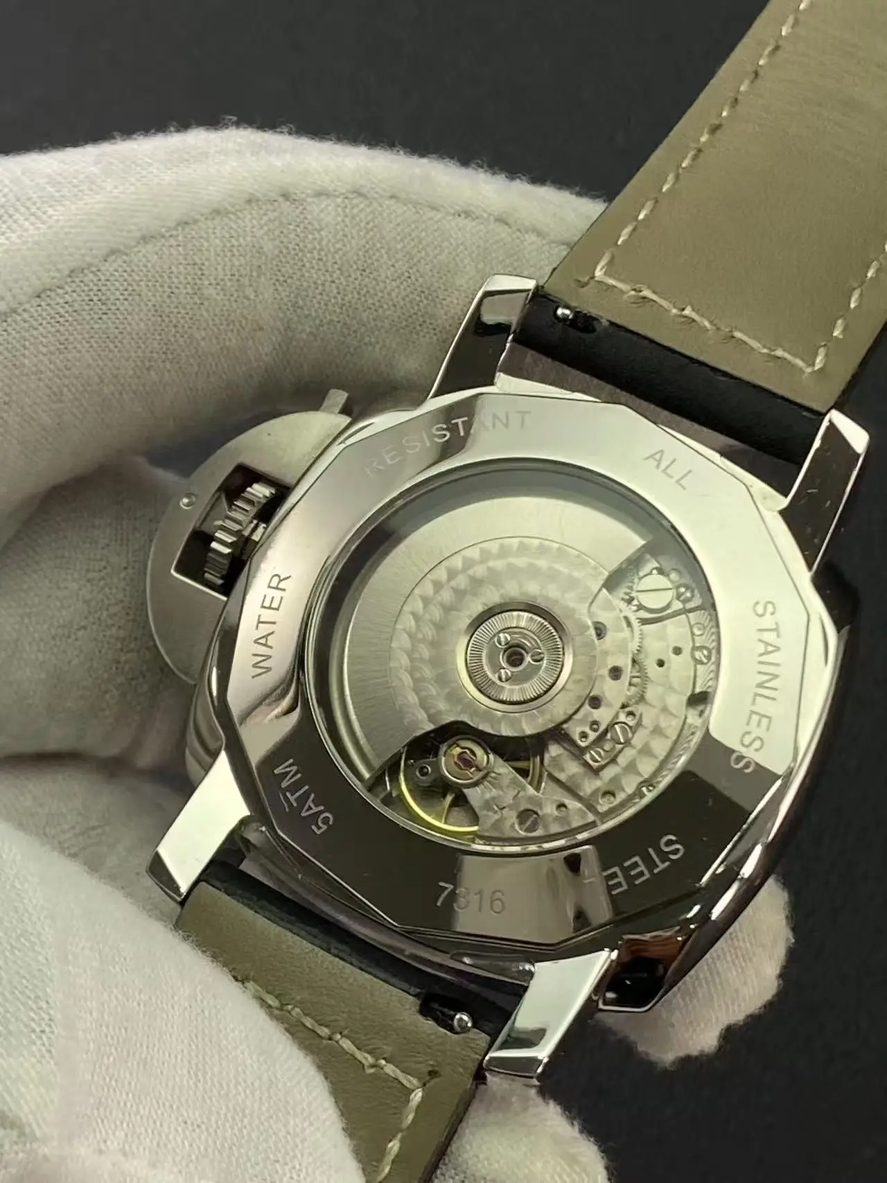 44 ملم ساعة رياضية وترفيهية أوتوماتيكية ميكانيكية مقاومة للماء للرجال ضوء ليلي بتوقيت جرينتش منطقة زمنية مزدوجة حركة النورس رائعة للغاية