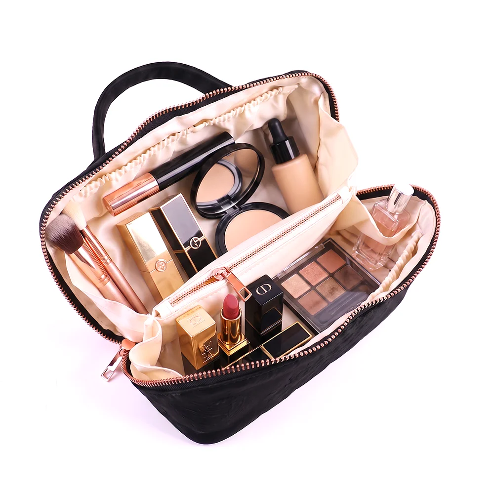 Samt-Kosmetiktasche für Damen, luxuriöser Make-up-Organizer, Kosmetik-Aufbewahrungsbeutel, Imitationsstickerei, Buchstabenmuster. – Detail 9