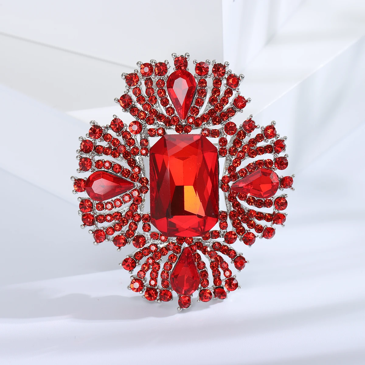 Retro exaggerated gemstone brooch high-end women\'s exquisite luxury palace dress corsage fixed clothing