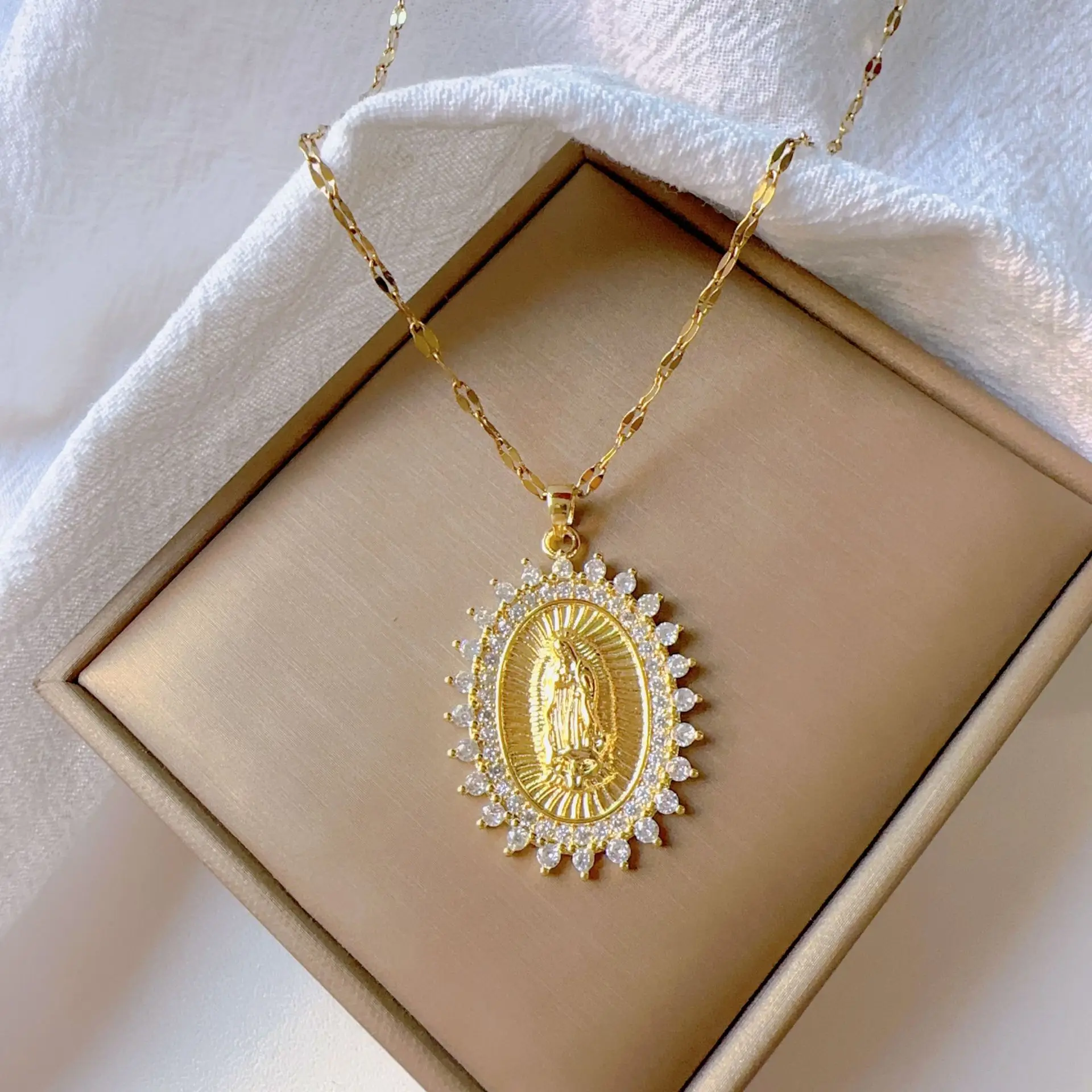 الأزياء الأوروبية والأمريكية ورائعة المرأة كل نجم السماء مايكرو مطعمة الملونة الزركون مريم العذراء قلادة جوفاء