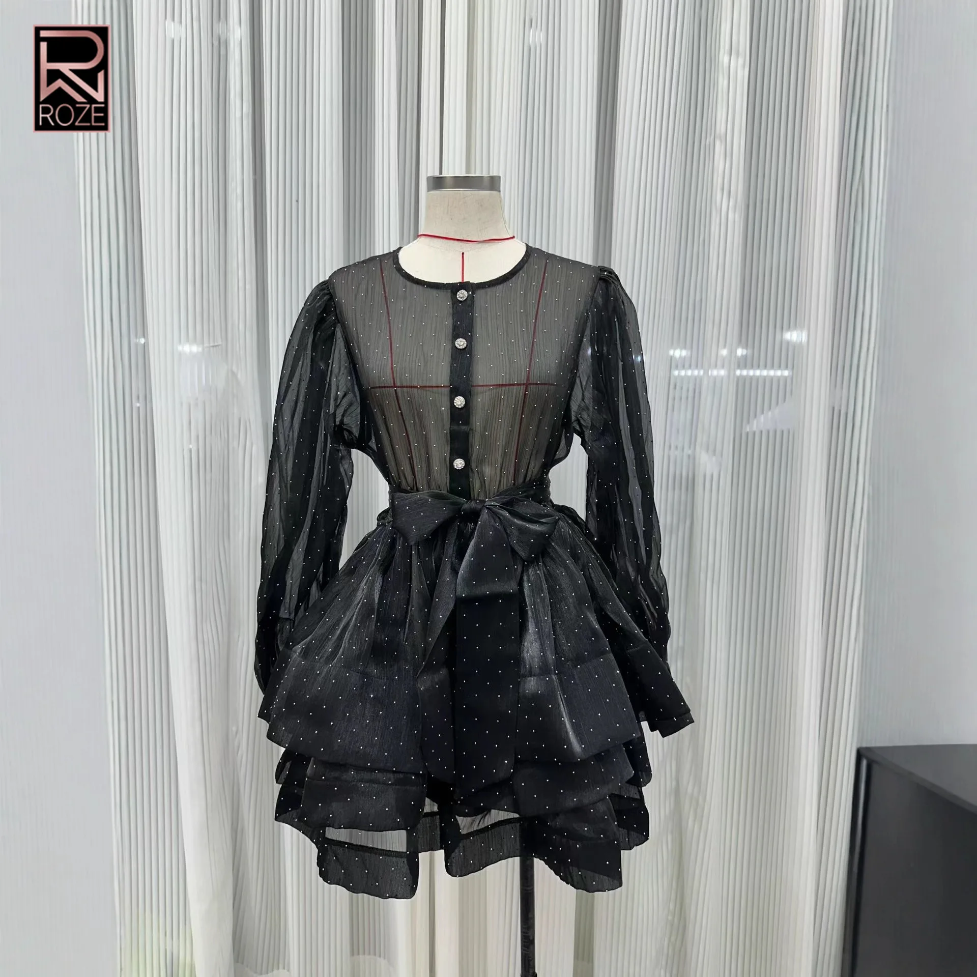 Charmante mini-robe boutonnée sur le devant avec des manches bouffantes dramatiques et une taille définie – La fête sur le jardin par excellence et la robe de printemps