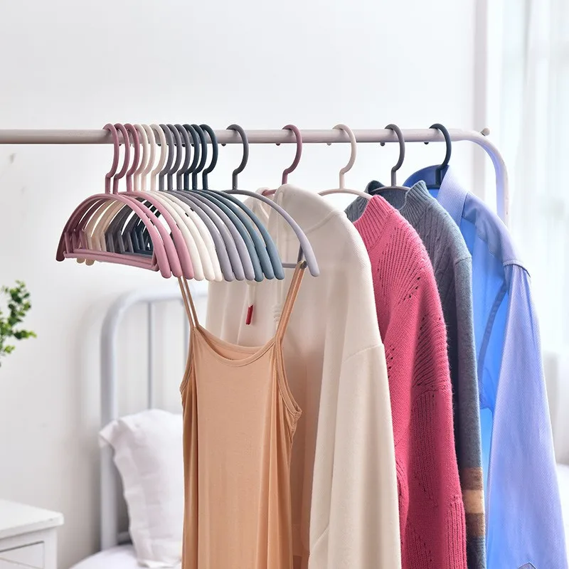 Non-marking semi-circular anti-wrapping hanger Nordic color thickened drying rack plastic non-marking hanger clothes support