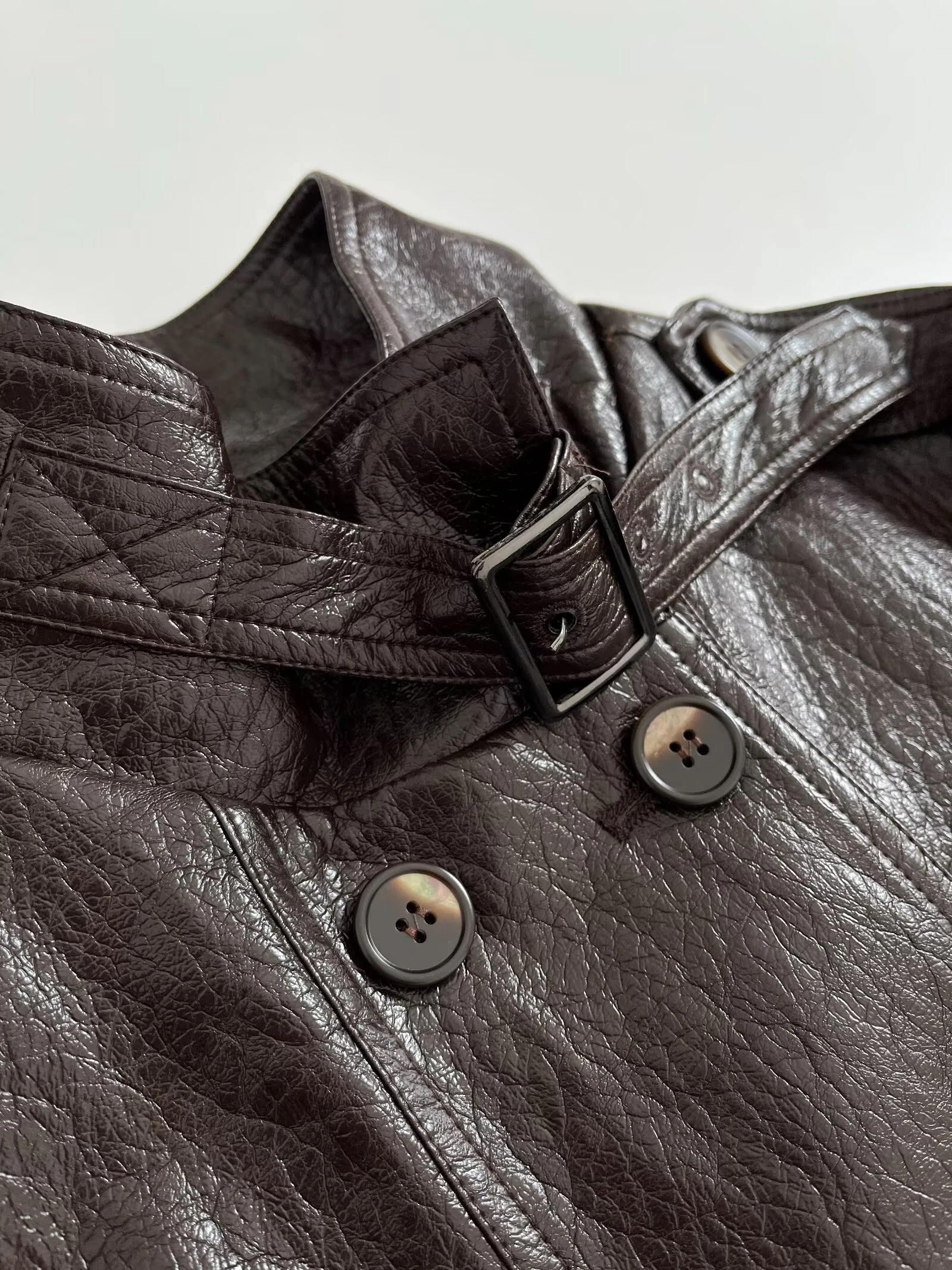 2025 Inverno Nuovo Retro Stand up Colletto Giacca in pelle doppio petto Giacca da moto corta da donna Moda Casual Top