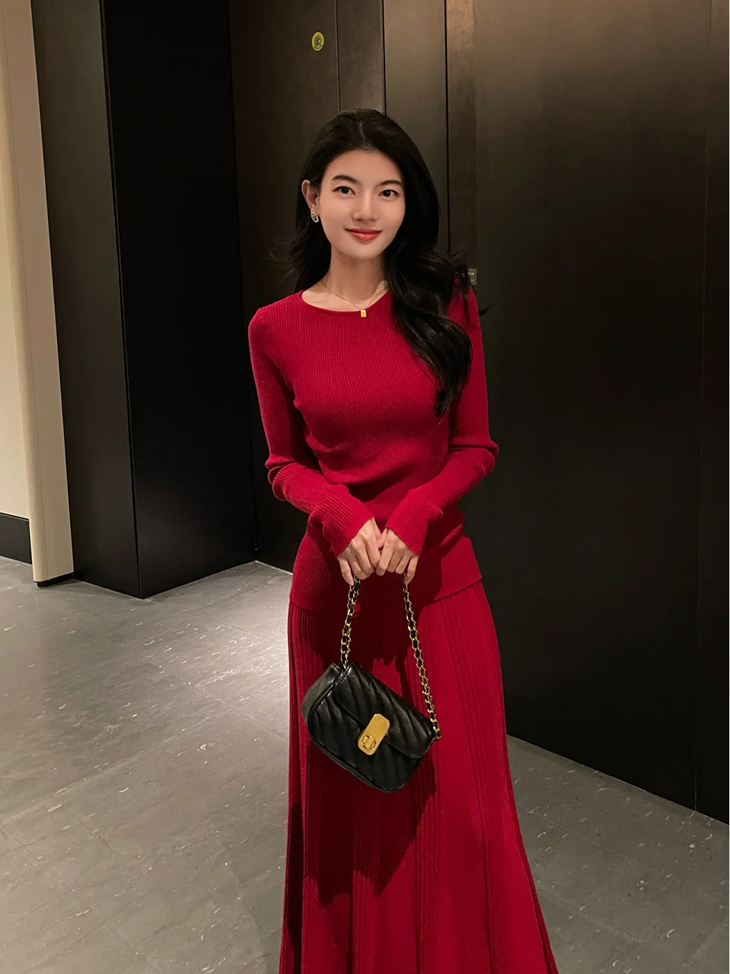 

Комплект из двух предметов: вязаное платье-футляр с завышенной талией и простой топ, красный, для женщин, модный комплект на Новый год