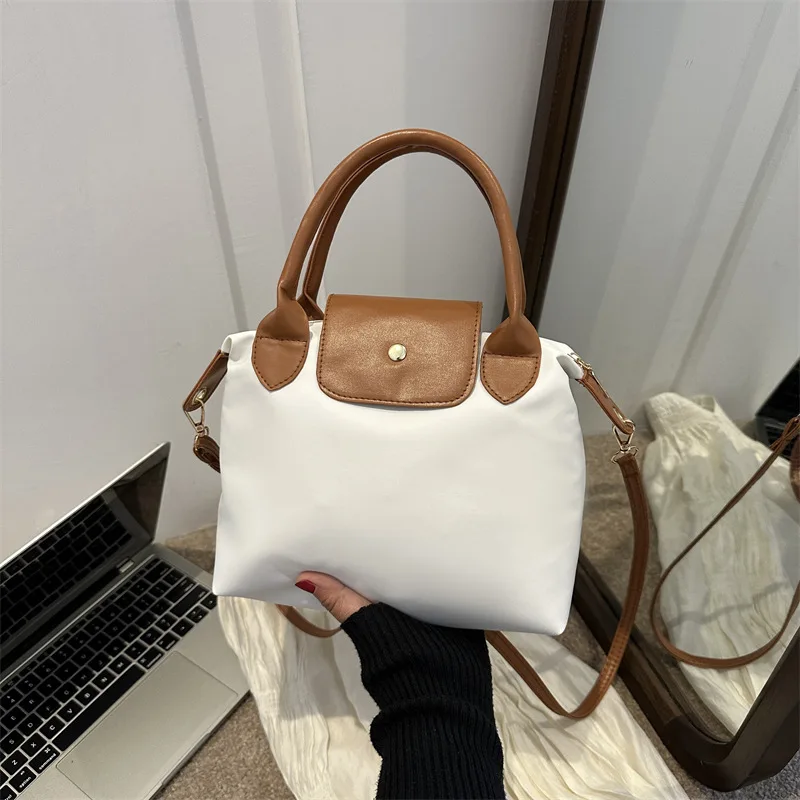 حقيبة حمل شعبية غير رسمية على الموضة 2023 حقيبة كتف محمولة جديدة ذات سعة كبيرة من النايلون بألوان متباينة