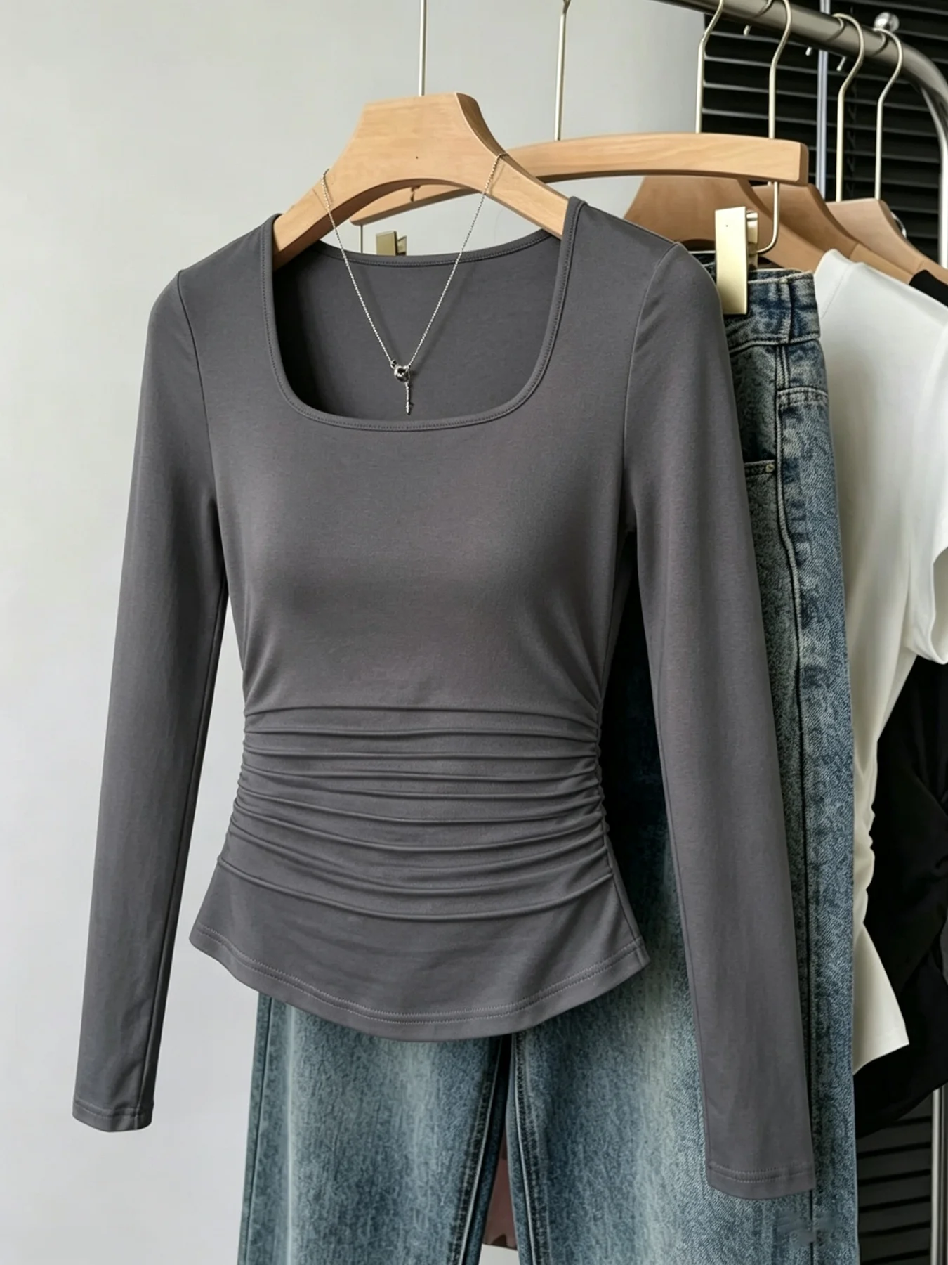 4-teiliges, lässiges, bequemes Damen-Set mit eckigem Ausschnitt, tailliertem Schnitt, einfarbigem Langarm-T-Shirt und Top – Detail 5