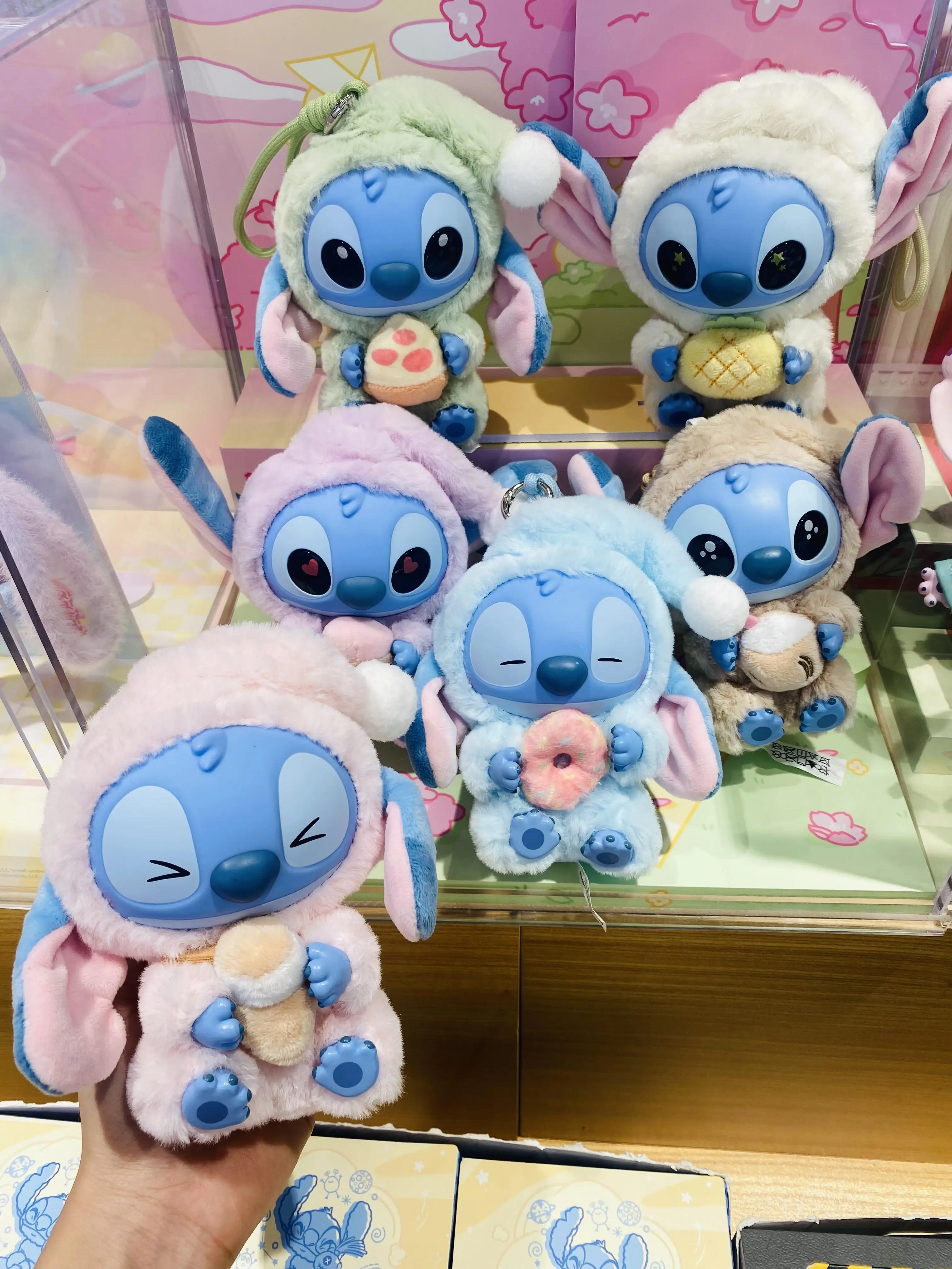 ตุ๊กตาสติทช์กินอาหารขณะนอนหลับ ทำจากวัสดุเนื้อนุ่ม เหมาะสำหรับตกแต่งโต๊ะทำงานและตั้งโชว์สะสม