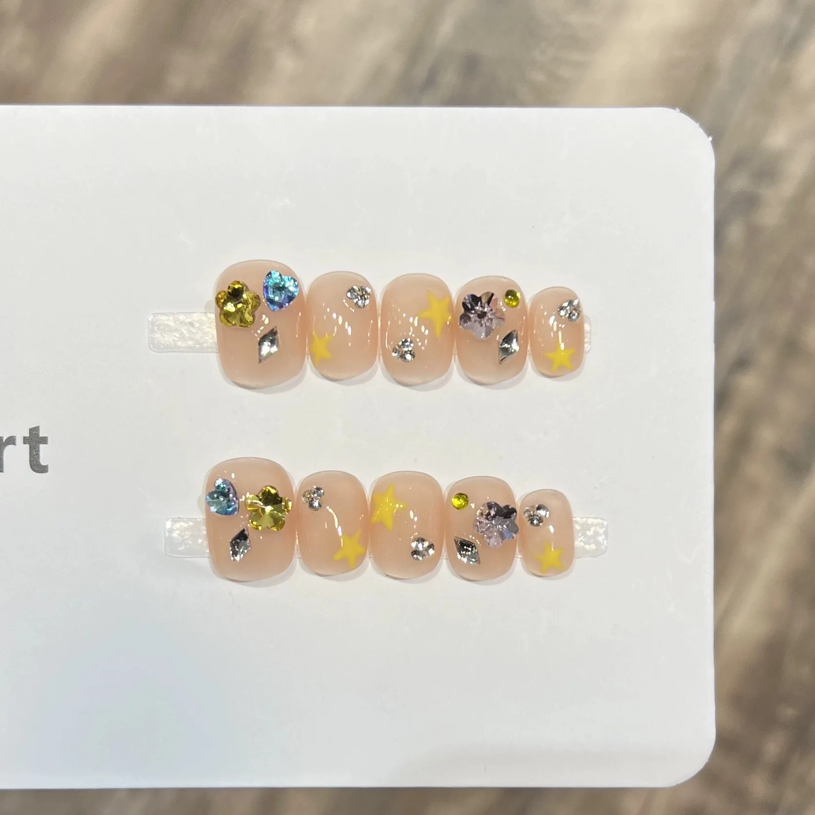 10 szt. Urocze sztuczne paznokcie w stylu Ins, ręcznie robione paznokcie dociskane, kwadratowe krótkie paznokcie w kolorze nude z gwiazdkami, cukierkowe cyrkonie, ozdobne, do noszenia.
