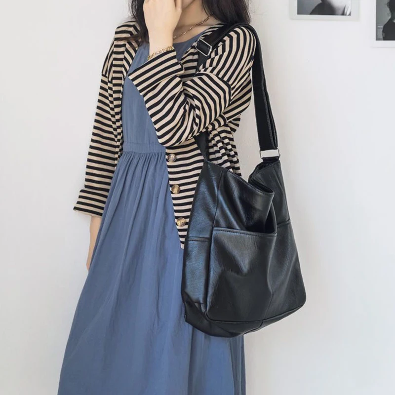 

Neutral style tote bag for men and women, suitable for photography, travel and outings. PU single-shoulder bag.