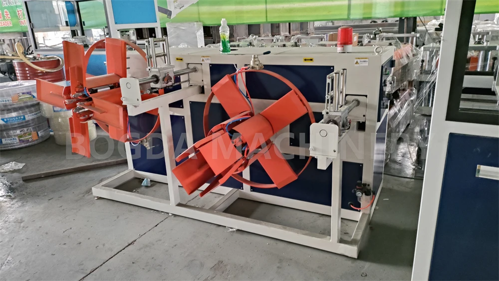 Fully automatic plastic pipe rolling machine