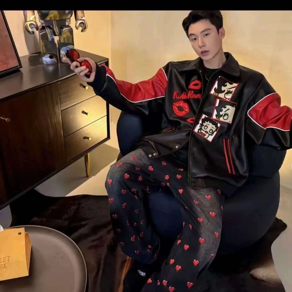 

Куртка-бомбер из кожи с объемной вышивкой, свободного кроя, утягивающая фигуру, для мужчин и женщин, ветрозащитная, с V-образным вырезом