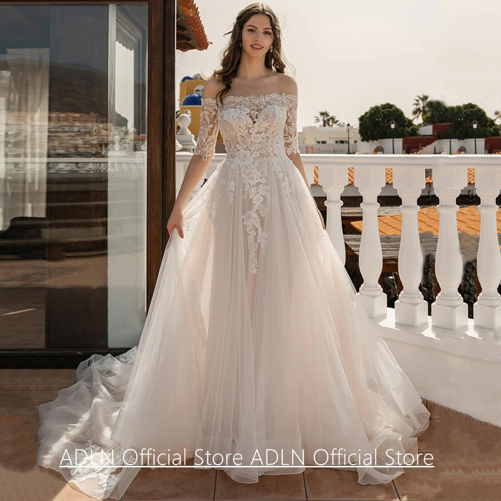 ชุดแต่งงานผู้หญิงแบบคอเรือ แขนสั้น ประดับเลื่อม แต่งแอพพลิเค ทรงเอไลน์ พร้อมชายกระโปรงยาว