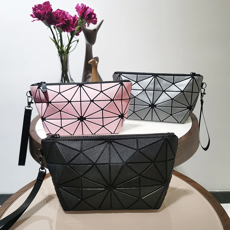 High-end matte diamond-patterned cosmetic bag, a portable and spacious storage bag for women