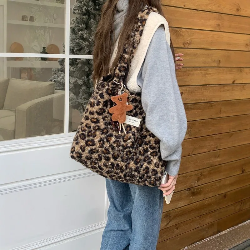

Large Capacity Leopard Print Furry Tote Bag Women Winter Commute Crossbody Fleece College Style Trendy Bag