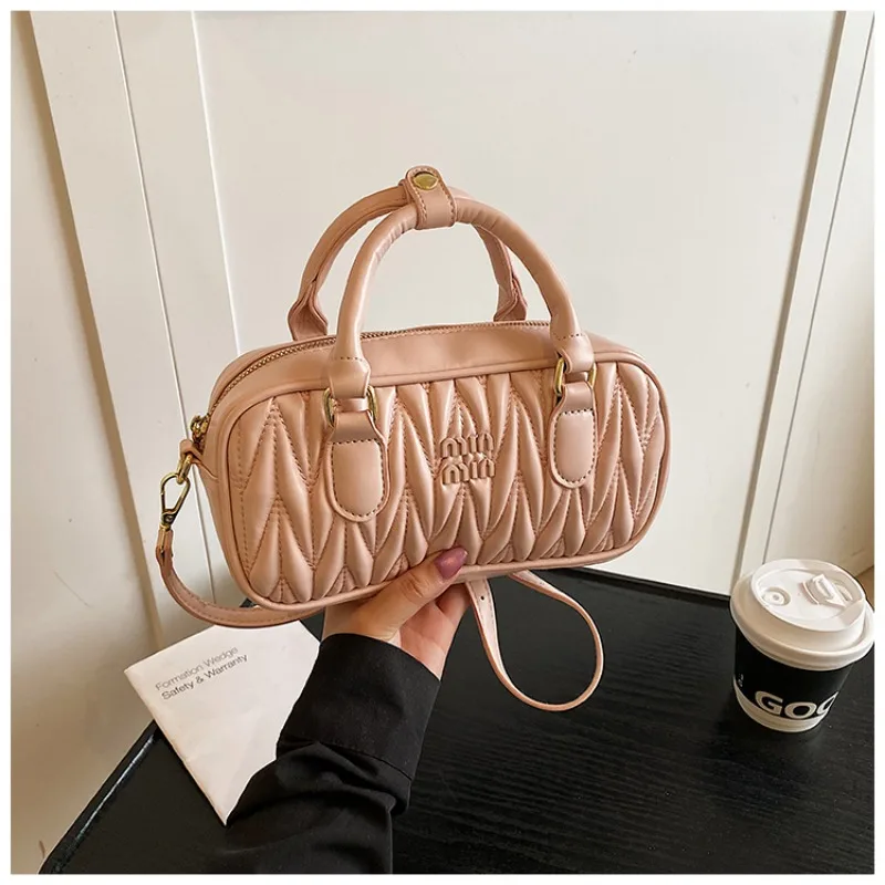 Elegante borsa a tracolla in pelle: borsa chic di ispirazione parigina con logo con lettera dorata e appello vintage senza tempo