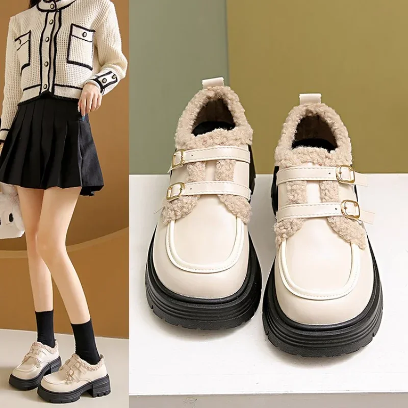 Scarpe in pelle stile britannico per ragazze inverno 2024 lana di agnello con suola spessa uniforme calda scarpe in cotone scuola peluche PU donna