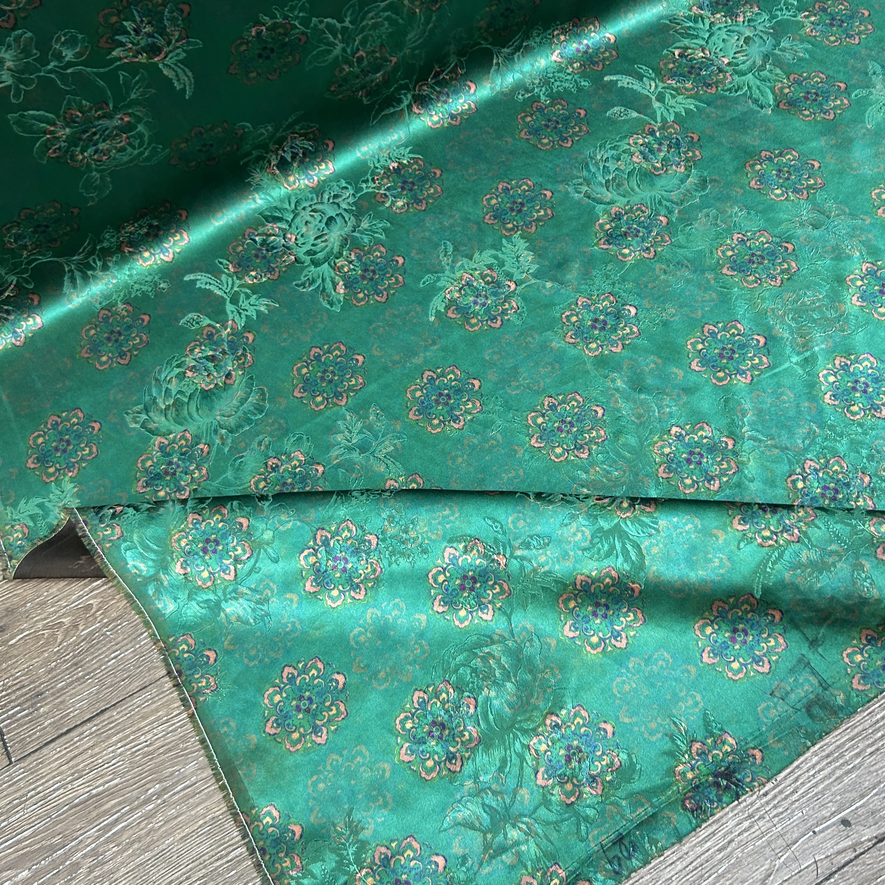 Silk Soteil Gambiered Guangdong Silk Cloth Green Background Royal Floral Pattern Dress High-End Cheongsam Top Custom Fabric