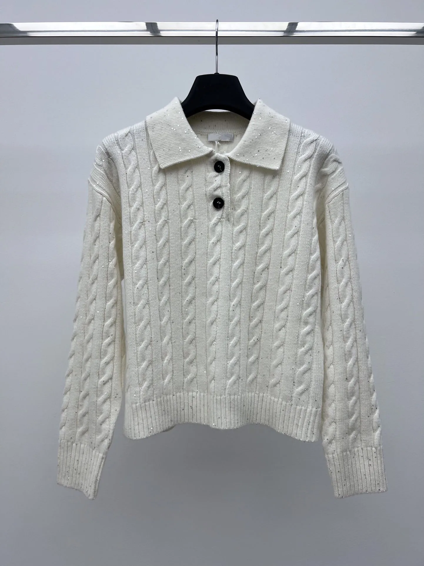 

Women's ClothingTwist sequin sweater, the knitwear braid technique enhances the beauty of the cotton finish,