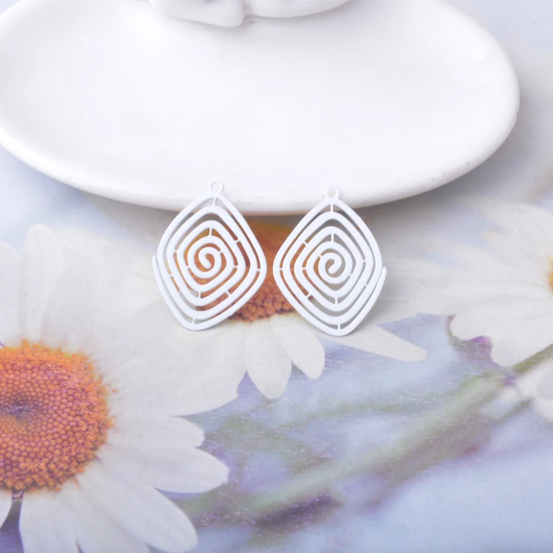 30 Stück AC15187 Messing-Schmuck-Spiralanhänger Bunte Blumenanhänger DIY Damen Ohrring Halsketten Zubehör – Detail 10