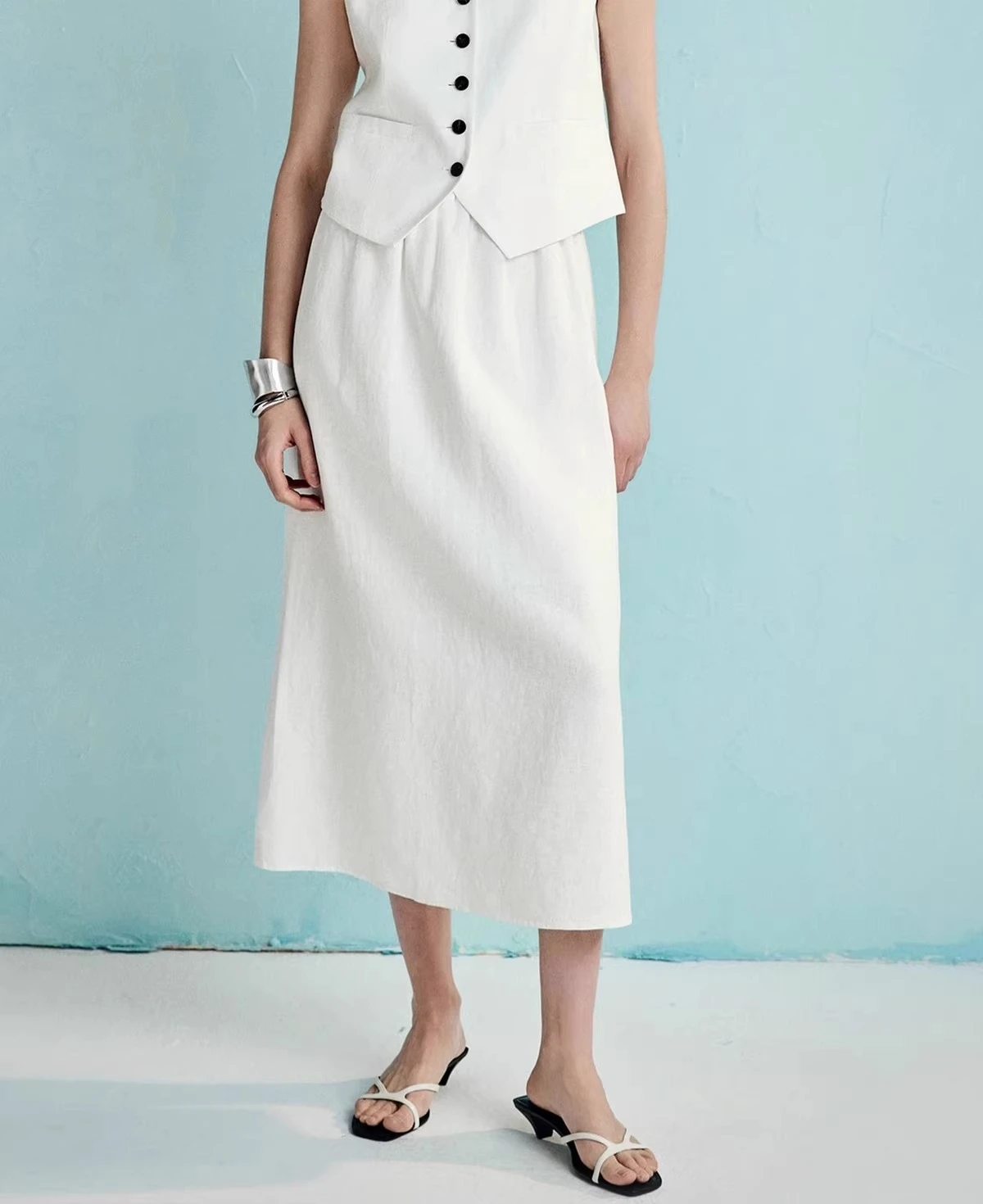 

Thick-cut all-linen skirt female Summer 2025 A straight skirt with a relaxed waist and a slit at the back