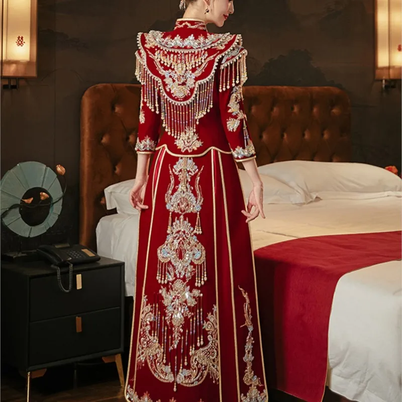 The new style of Chinese-style velvet dress wedding attire for brides and grand