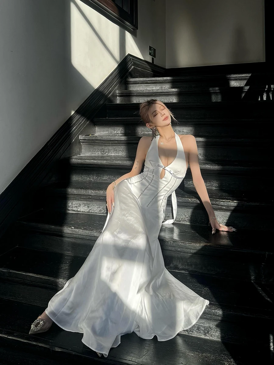 ReddaChic Boog Decor V-hals Vrouwen Feestjurk Wit Satijn Backless Hollow Out Halter Lange Jurk Afstuderen Elegante Zomerkleding